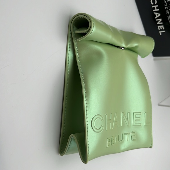 Chanel Makeup Lunch Pouch”The City Break” Iridescent Green Snap Closure & Polish - Picture 8 of 17